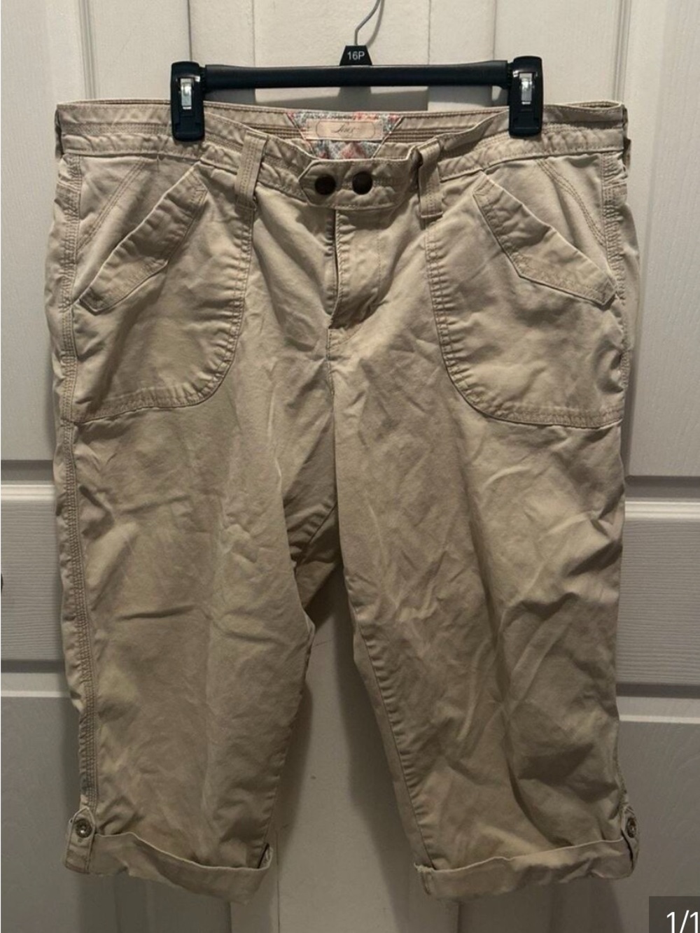 Levi's Cargo Capri Pants Size 16 P PETIT Beige Pockets Metal Buttons Belt Loops